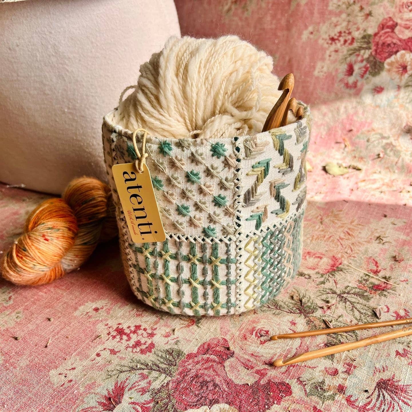 Atenti - Lily Tiny Tucker